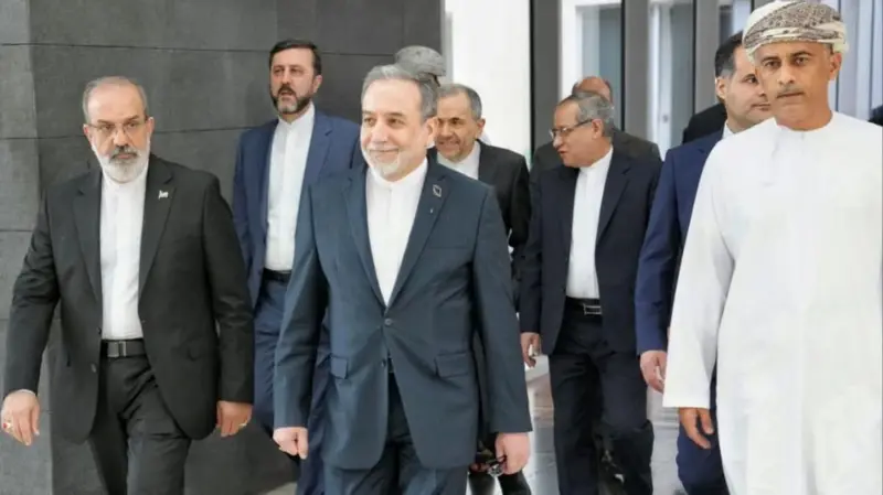 اختتام المحادثات غير المباشرة بين واشنطن وطهران في عُمان وعراقجي يصفها بـ بداية جيدة