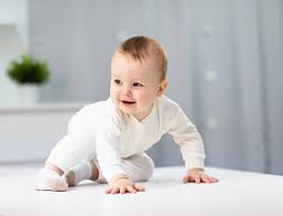 دليل رعاية الرضع: ما الممنوع والمفيد للأطفال من عمر شهر إلى سنة؟